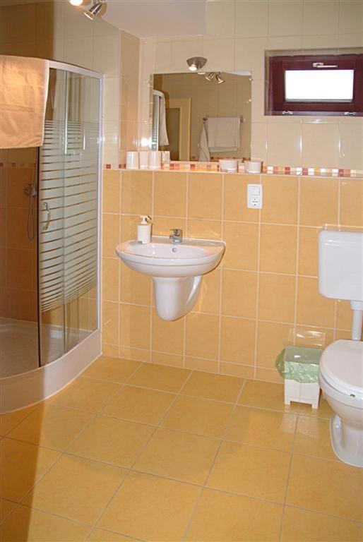 Decsi Vendeghaz Hotel Esztergom Room photo